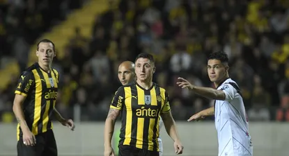 Marcando al Cebolla ante Peñarol