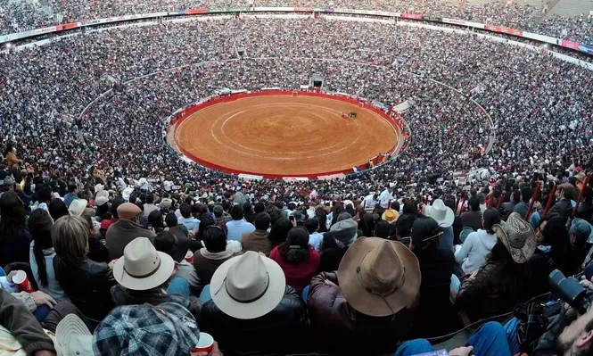 La Plaza de Toros del DF es la más grandes del mundo con capacidad para 50.000 espectadores.