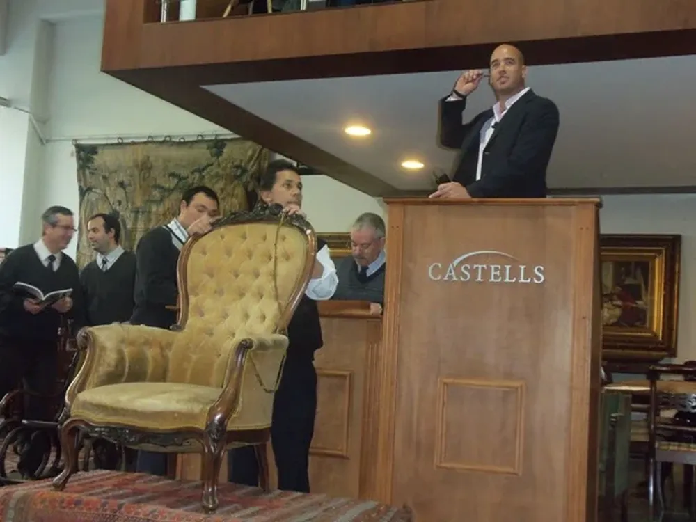 Andrés Castells subastando un sillón Victoriano