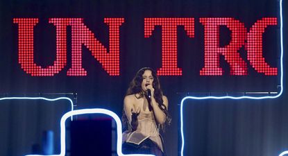 Video: Rosalía cantó Reliquia en LOS40 Music Awards y da comienzo a su era LUX