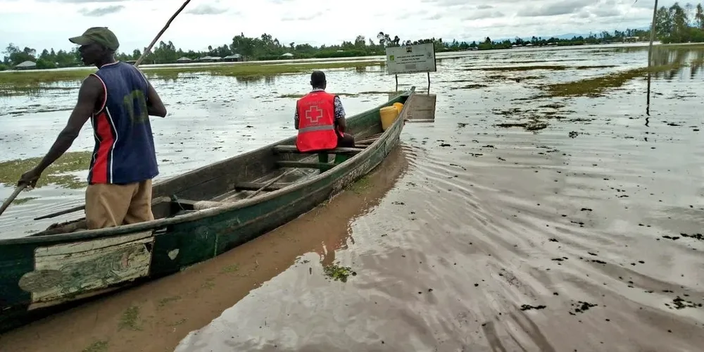 Las inundaciones en Kenia anegaron carreteras, lo que obstaculiza la llegada de ayuda a las zonas afectadas.