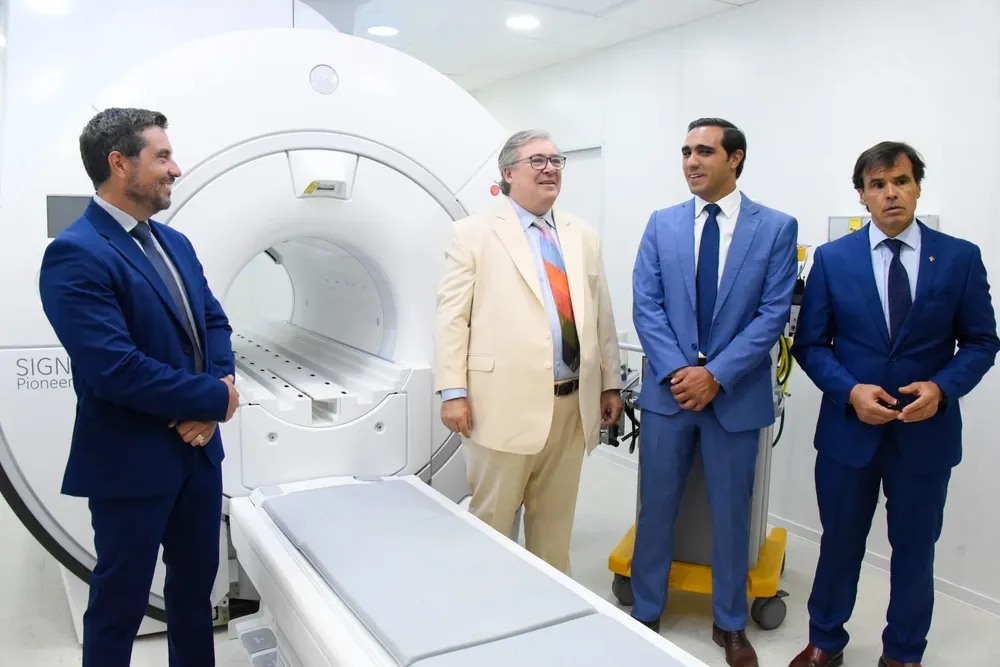 El próximo gerente Alfredo Torres; el actual gerente Julio Martínez Pérez; el subsecretario de Salud Pública, José Luis Satdjian; y el presidente de la Española, Fernando García con el resonador