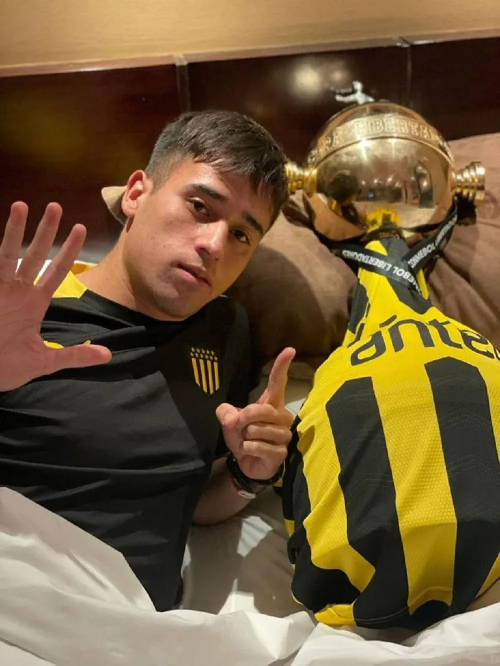 En su habitación de Quito con la Copa, aislado por covid positivo