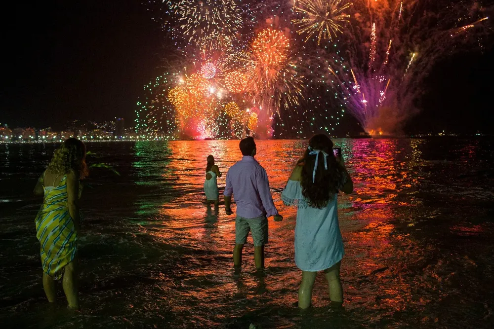 Foto de archivo de celebración de fin de año en la playa Copacabana en Río de Janeiro, Brasil