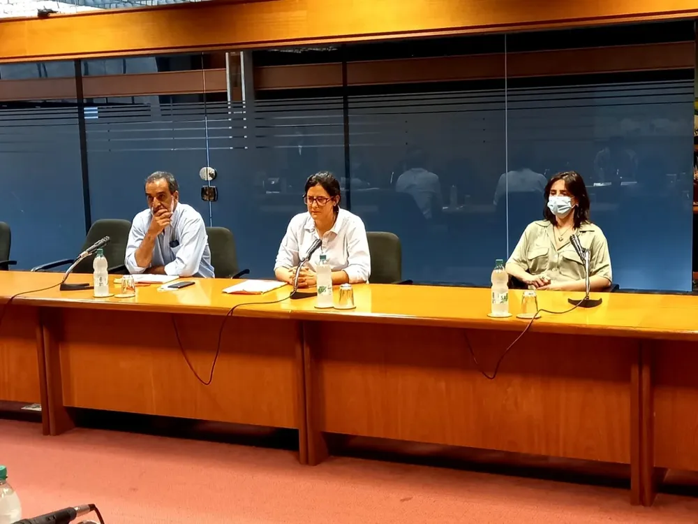 Médicos de Casa de Galicia fueron al Parlamento.