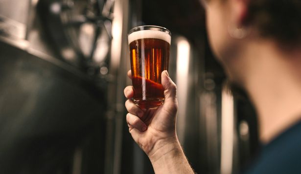 Avanzará la normativa que regula el counsmo de alcohol de menores.
