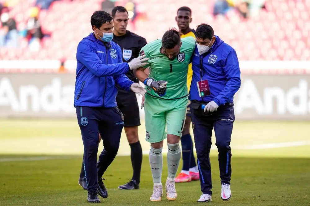 Hernan Galindez, golero de Ecuador, se retiró lesionado en el partido ante Chile este domingo en las Eliminatorias