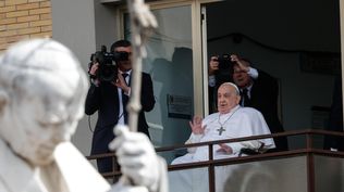 El Papa Francisco reapareció Roma y tendrá dos meses para recuperar su voz y su capacidad respiratoria
