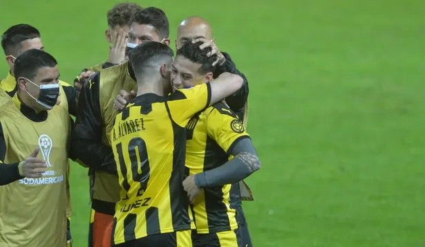 Álvarez Martínez saluda a Trindade tras el gol