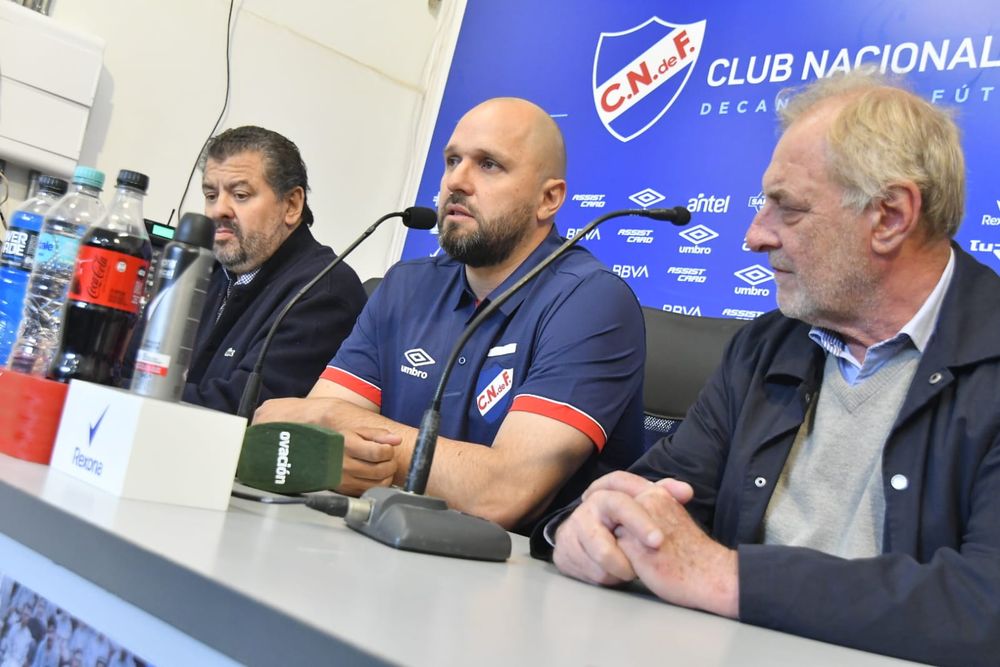 Jadson Viera junto a Flavio Perchman y Ricardo Vairo en la presentación como técnico de Nacional