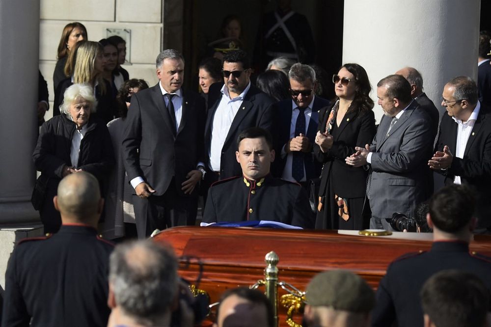 La exvicepresidenta de Uruguay y esposa del fallecido expresidente uruguayo (2010-2015), José Pepe Mujica, Lucía Topolansky (der.), junto con el presidente uruguayo Yamandu Orsi (centro), y el secretario de la Presidencia, Alejandro Sánchez (izq.), acompañan el cortejo fúnebre del expresidente uruguayo José Pepe Mujica, frente al Palacio Estévez en Montevideo, el 14 de mayo de 2025. Foto:&nbsp;Pablo PORCIUNCULA / AFP