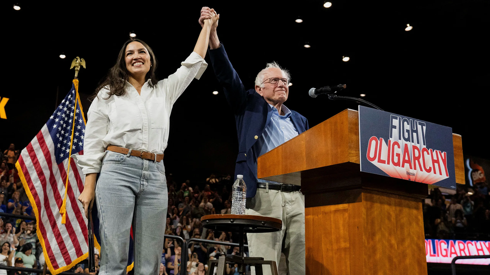 AOC con Bernie Sanders durante un acto del “Fight Oligarchy tour.