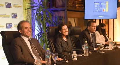 El subsecretario de Turismo, Remo Monzeglio, la ministra de Economía, Azucena Arbeleche, y el presidente del BROU, Salvador Ferrer, en la presentación de los instrumentos Siga Turismo y Siga Plus