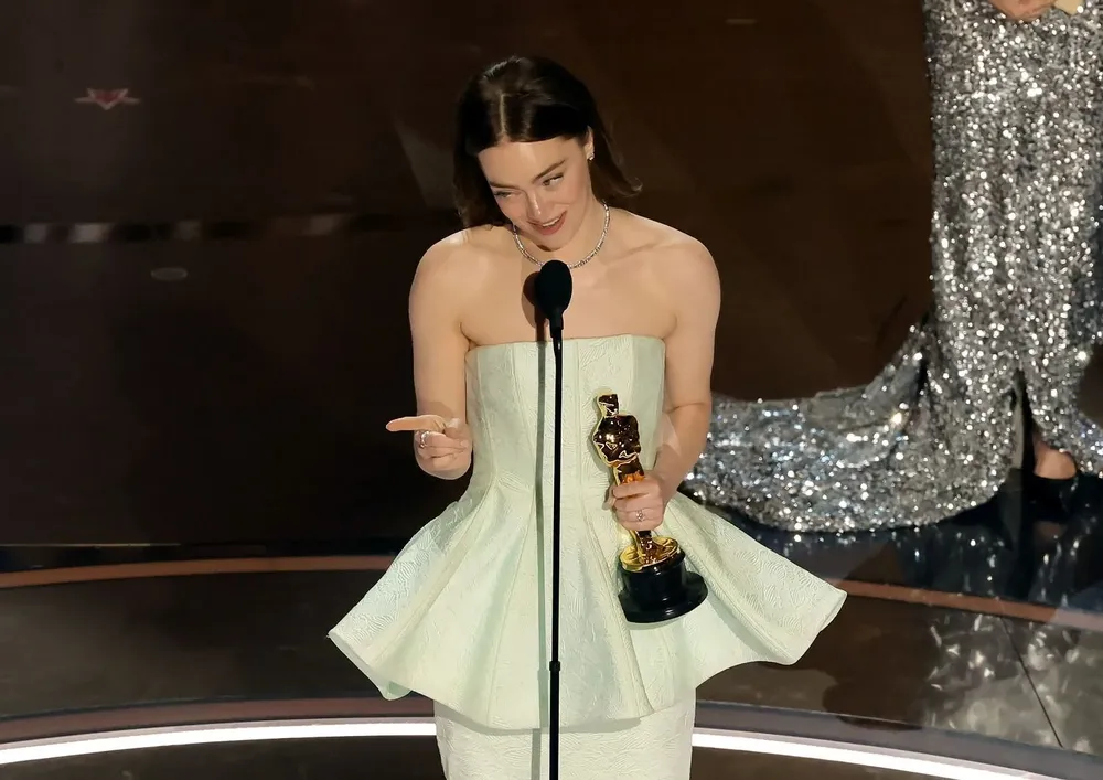 Emma Stone recibiendo el Oscar a Mejor Actriz por su interpretación en Pobres Criaturas