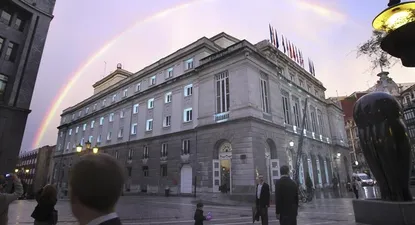 España- Un arco iris asoma esta tarde sobre el Teatro Campoamor de Oviedo