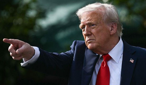 Oro alcanza precio récord y dólar cae ante cuestionamientos de Donald Trump contra presidente de la Fed