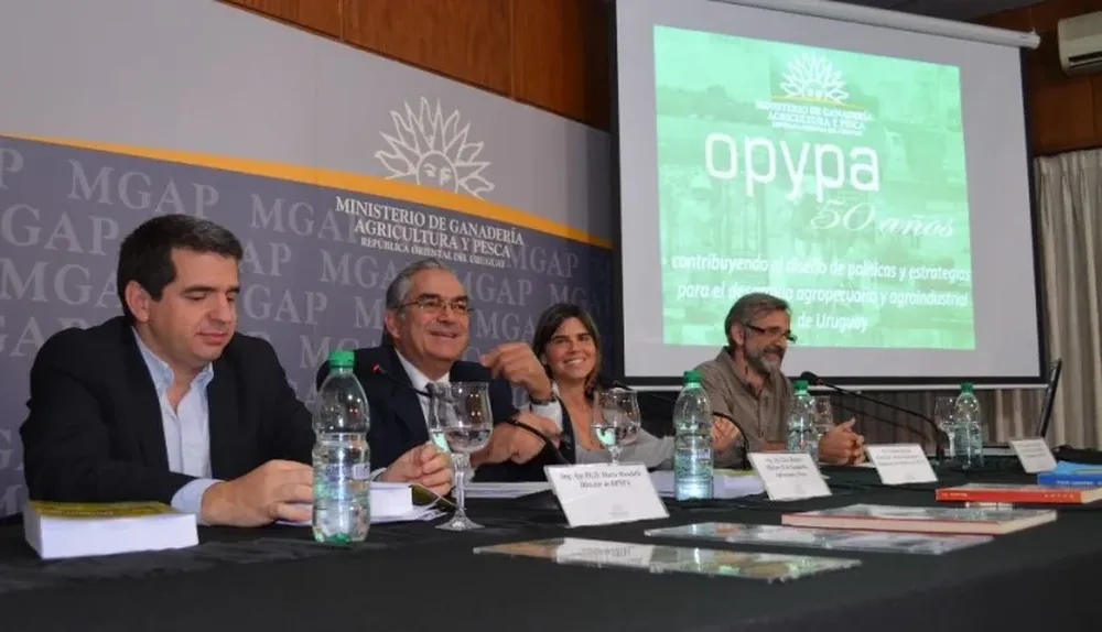 Ministro interino Enzo Benech y funcionarios de Opypa en la presentación del Anuario 2014