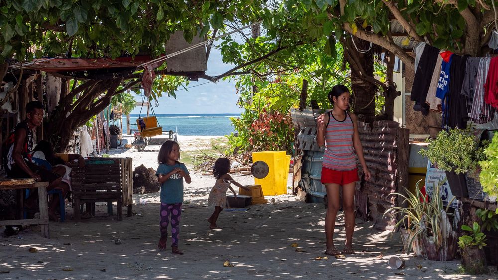 Niños pequeños jugando en la isla de Pagasa.