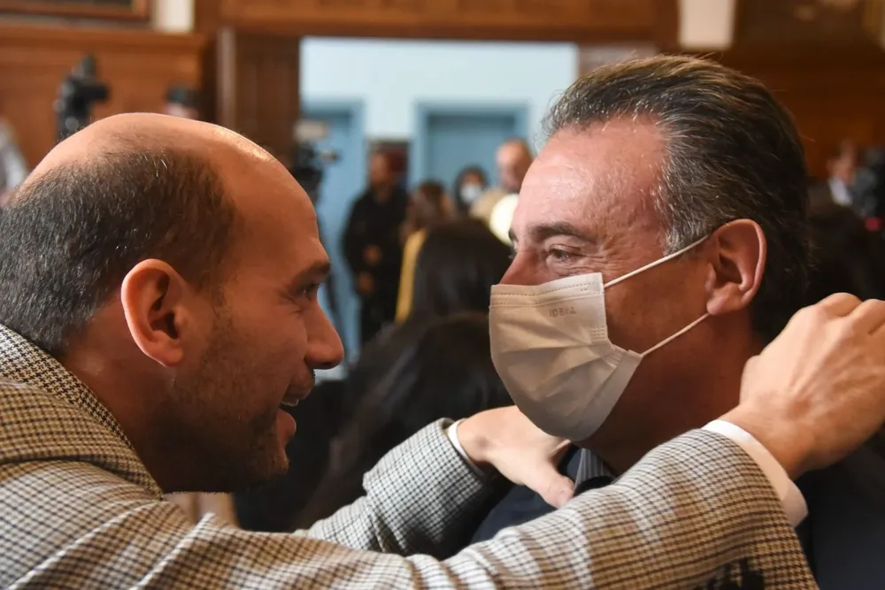 Ministro de Desarrollo Social, Martin Lema, saludando al ministro de Salud Pública, Daniel Salinas