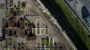 Vista aérea de trabajadores cavando nuevas tumbas para hacer frente a la demanda durante la pandemia en el cementerio de Flores en Buenos Aires el 11 de agosto de 2020