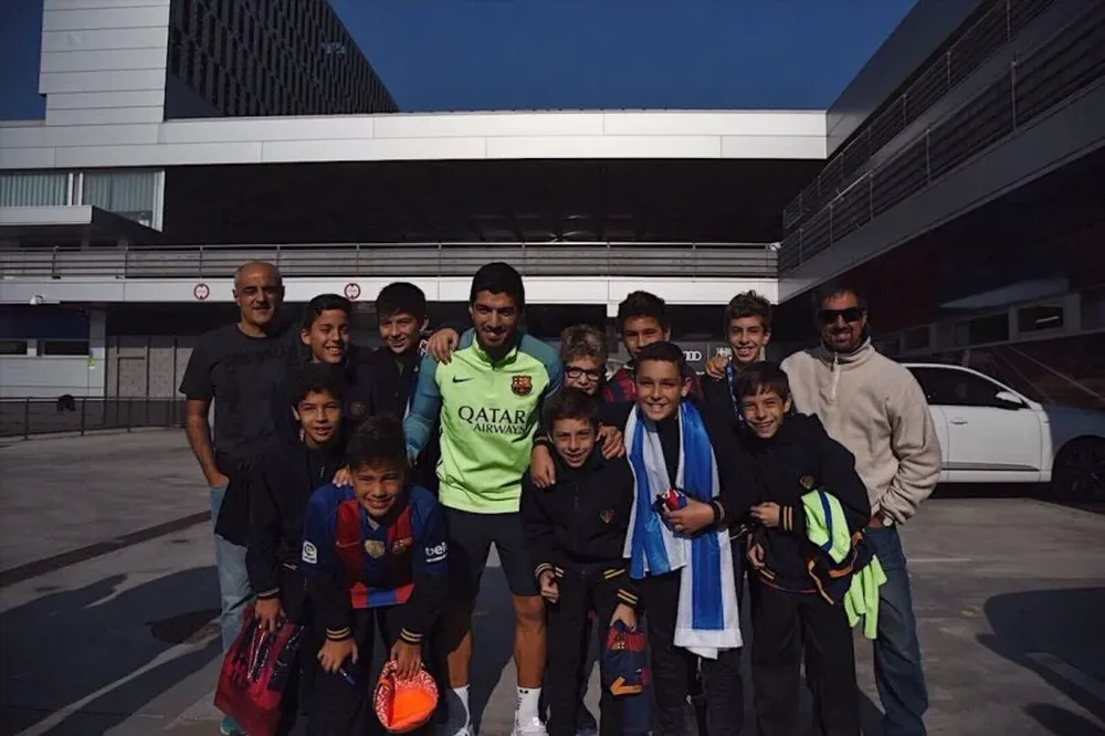Los jóvenes futbolistas uruguayos que viajaron a Barcelona conocieron a Luis Suárez