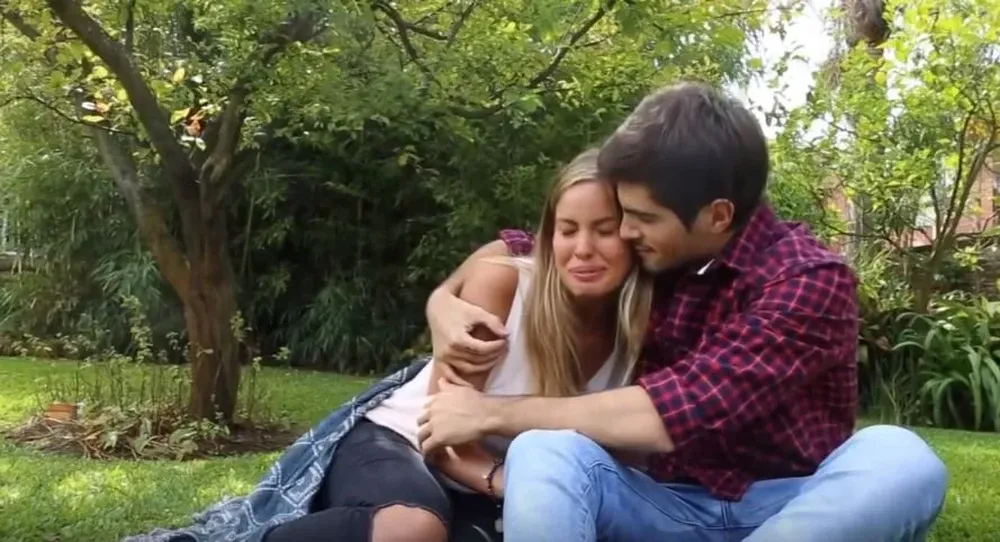 Camila Rajchman y Fer Vázquez, abrazados; cuando en marzo de 2016 la mujer de la dupla anunció su salida de la banda grabaron un video y lo publicaron en redes sociales