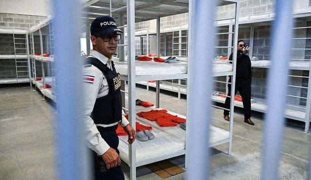 El Centro de Alta Contención Contra el Crimen Organizado (CACCO) está inspirado en el Cecot de El Salvador.
