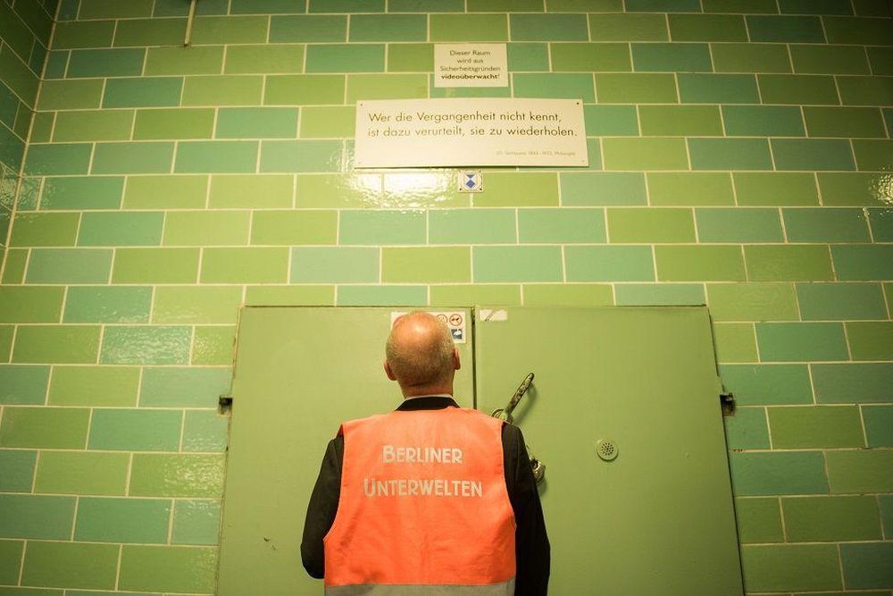 En 2017, Dietmar Arnold, historiador alemán y fundador de Berliner Unterwelten (Los inframundos de Berlín), abría la puerta de un búnker de la Segunda Guerra Mundial. Arriba hay una placa con la famosa frase de Santayana en alemán.