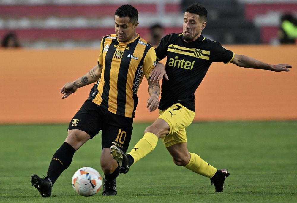 Michael Ortega de The Strongest ante la marca de Javier Cabrera de Peñarol