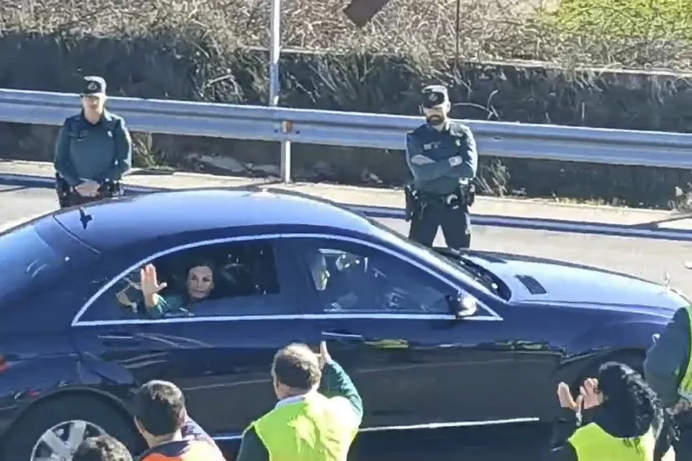 La reina Letizia saluda a agricultores