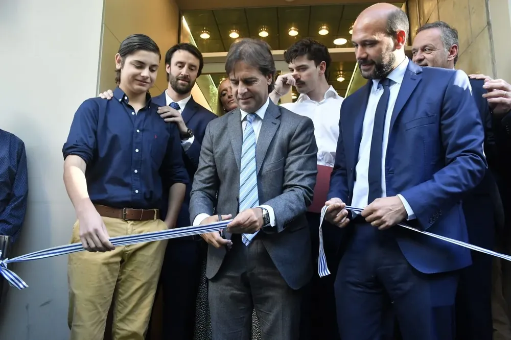 Luis Lacalle Pou en un corte de cinta, junto a la familia Larrañaga