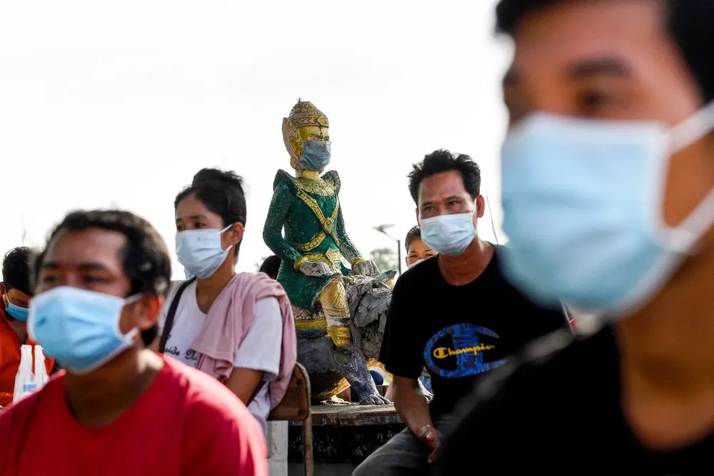 Estatua de Phnom Penh con tapaboca en Camboya