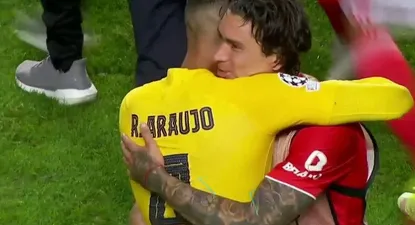 Ronald Araújo abraza a Darwin Núñez luego de la noche excepcional del delantero de Benfica