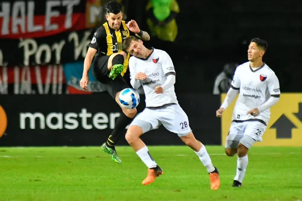 Peñarol venció a Colón pero quedó fuera de todo