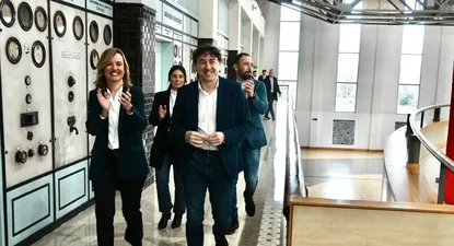 La portavoz del Gobierno y ministra de Educación, Pilar Alegría, junto al candidato a lehendakari por el PSE-EE, Eneko Andueza, en Barakaldo (Bizkaia).