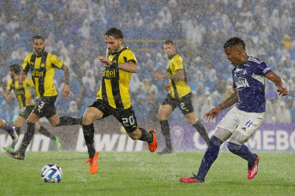 Pedro Milans avanza con el balón en el partido del martes contra Millonarios