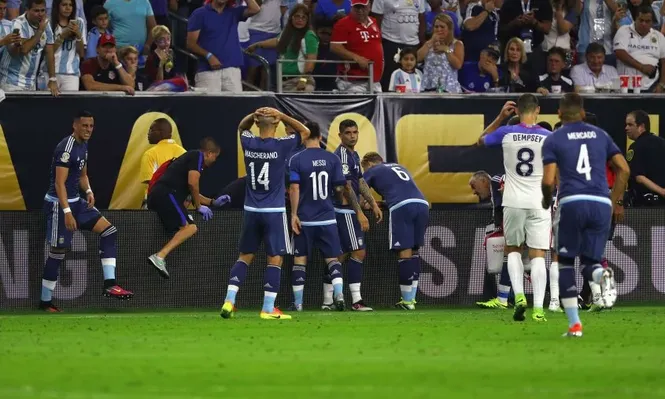 Así reaccionaron los jugadores tras el golpazo de Lavezzi