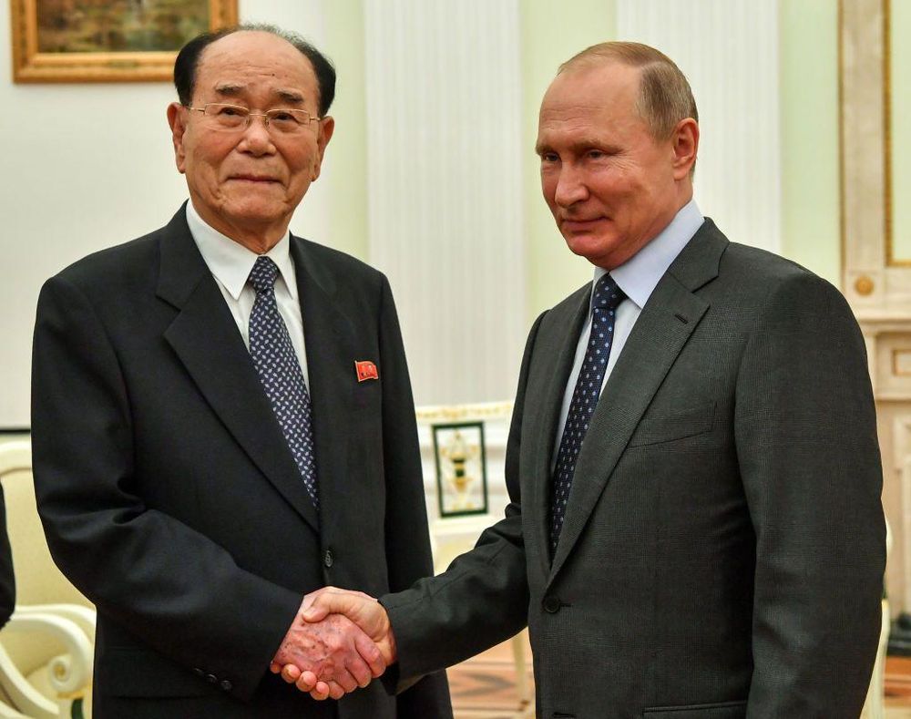 Los líderes de la familia Kim son conocidos por su poca afición a viajar al extranjero, por lo que Kim Yong-nam fue durante décadas el encargado de representar al país al más alto nivel.