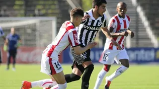 Gastón Rodríguez entre Lucas Ruiz y Ángel Rodríguez.