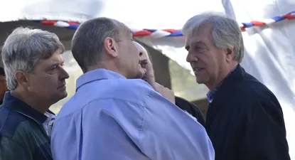 vazquez con la espalda danada por abrazos de votantes