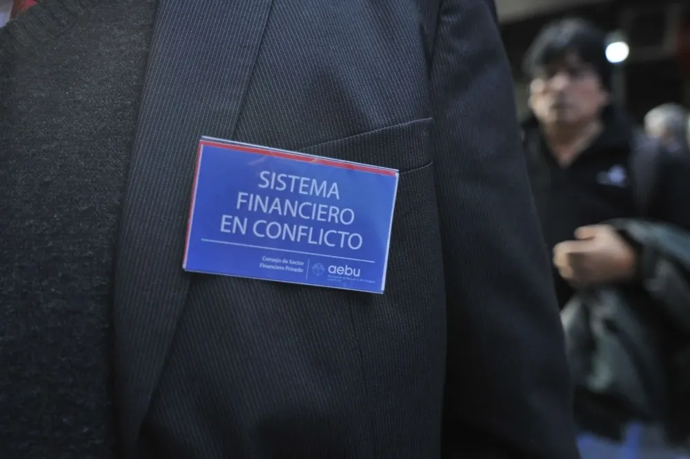 Los trabajadores bancarios cerrarán las cajas a partir de las 13:30 (foto archivo)