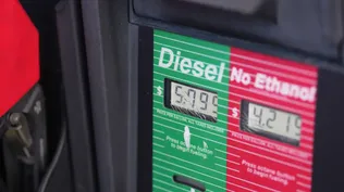 Crece el descontento en EEUU por el precio del combustible: por qué podría ser el talón de Aquiles de Trump en las midterms