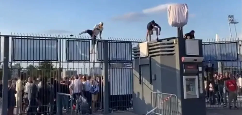 Varios hinchas de Liverpool treparon las rejas del Stade de France y se colaron, lo que llevó a que el partido comenzara más tarde