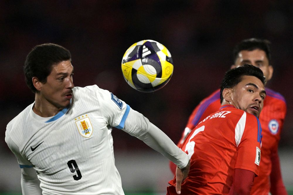 Darwin Núñez de Uruguay ante Paulo Díaz de Chile por Eliminatorias