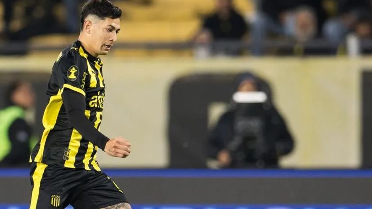 Otra baja en Peñarol: Franco Escobar sufrió un cabezazo en la nuca, tuvo un corte con sangrado y debió dejar el partido ante Cerro Largo