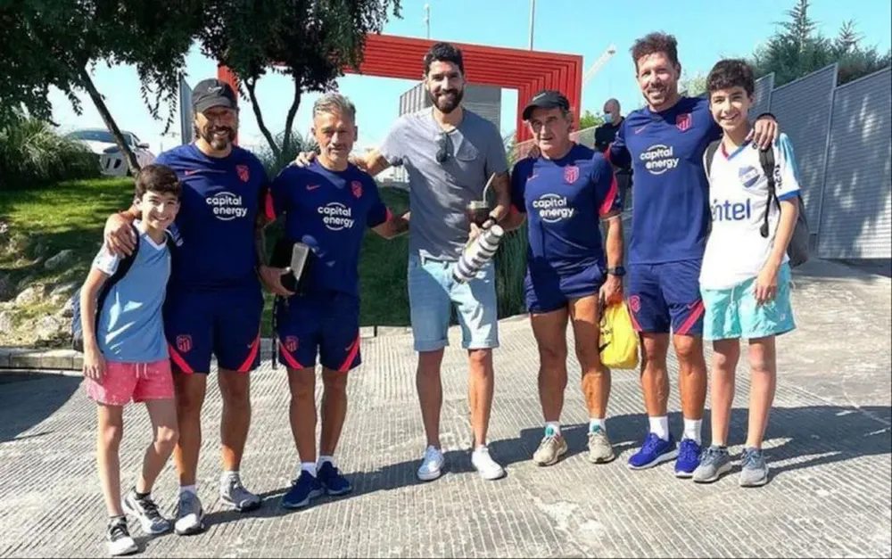 El Loco Abreu estuvo con Diego Simeone en la práctica de Atlético de Madrid