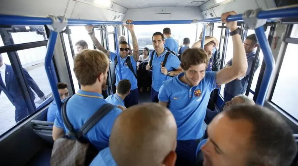 El plantel de Barcelona desembarcando en Bilbao