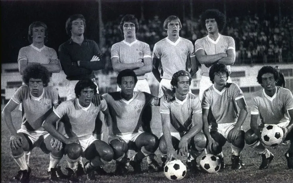 Uruguay en el Mundial de Túnez en 1977: Arriba. Alberto Bica, Fernando Álvez, Ariel Krasouski, Mario Saralegui y Daniel Enríquez; abajo: José Luis Russo, José Hermes Moreira, Víctor Hugo Diogo, Amaro Nadal, Eliseo Rivero y Venancio Ramos