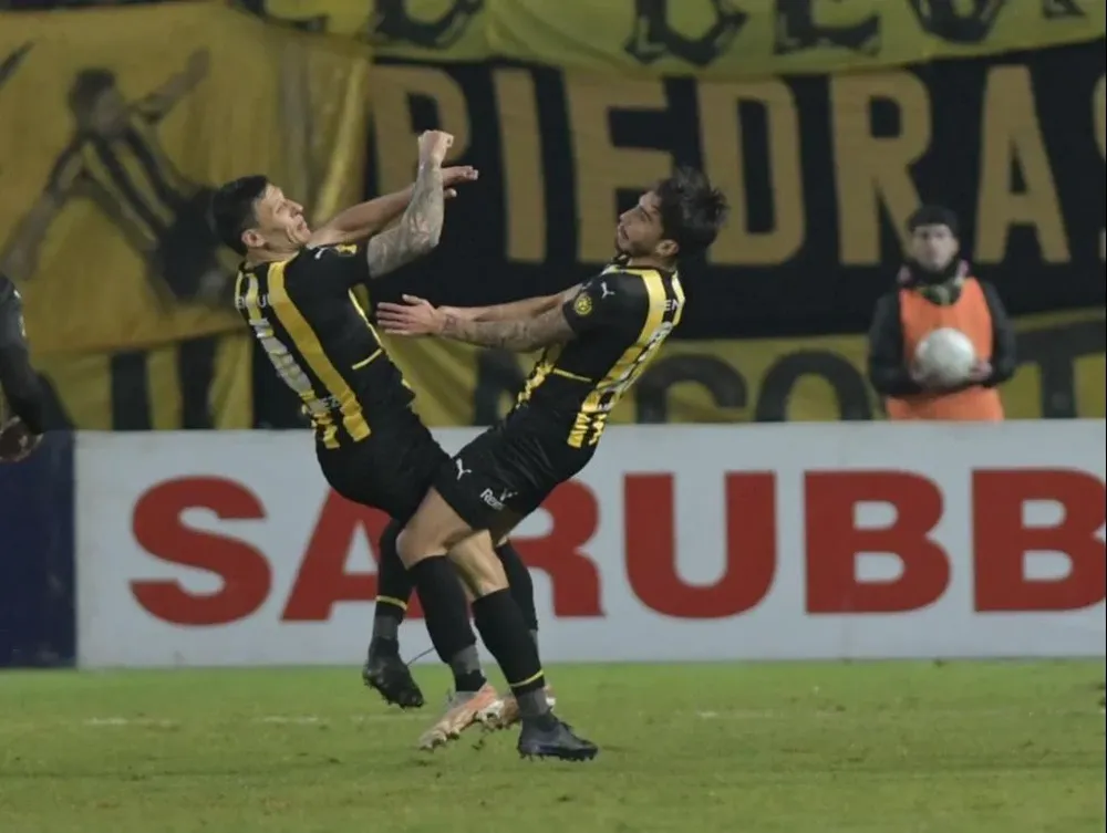 Damián Musto y Juan Manuel Ramos se chocaron en pleno partido de Peñarol-Liverpool por el Intermedio