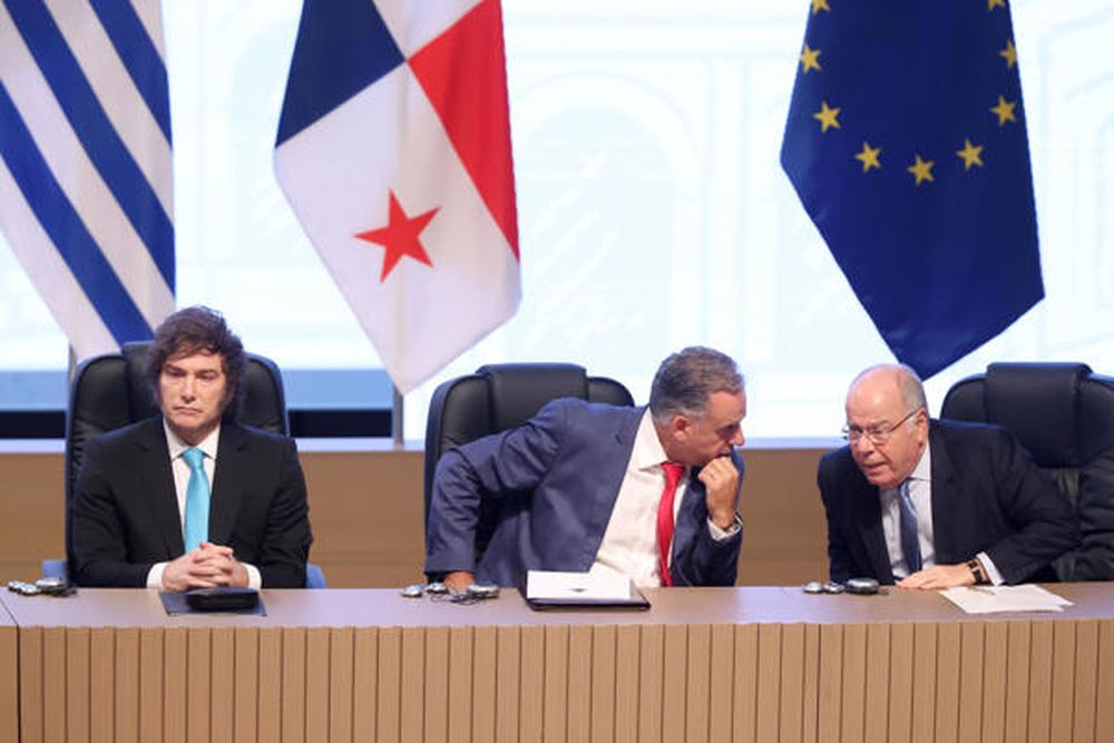 Los presidentes Javier Milei y Yamandú Orsi, y el canciller brasileño Mauro Vieira